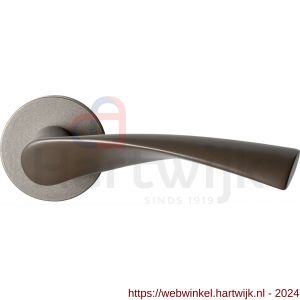 GPF Bouwbeslag Anastasius 1340.A3-00 Kino deurkruk op ronde rozet 50x8 mm Mocca blend - H21010622 - afbeelding 1