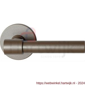 GPF Bouwbeslag Anastasius 3041.A3-05 Hipi Deux deurkruk 103 mm op ronde rozet 50x6 mm Mocca blend - H21010630 - afbeelding 1